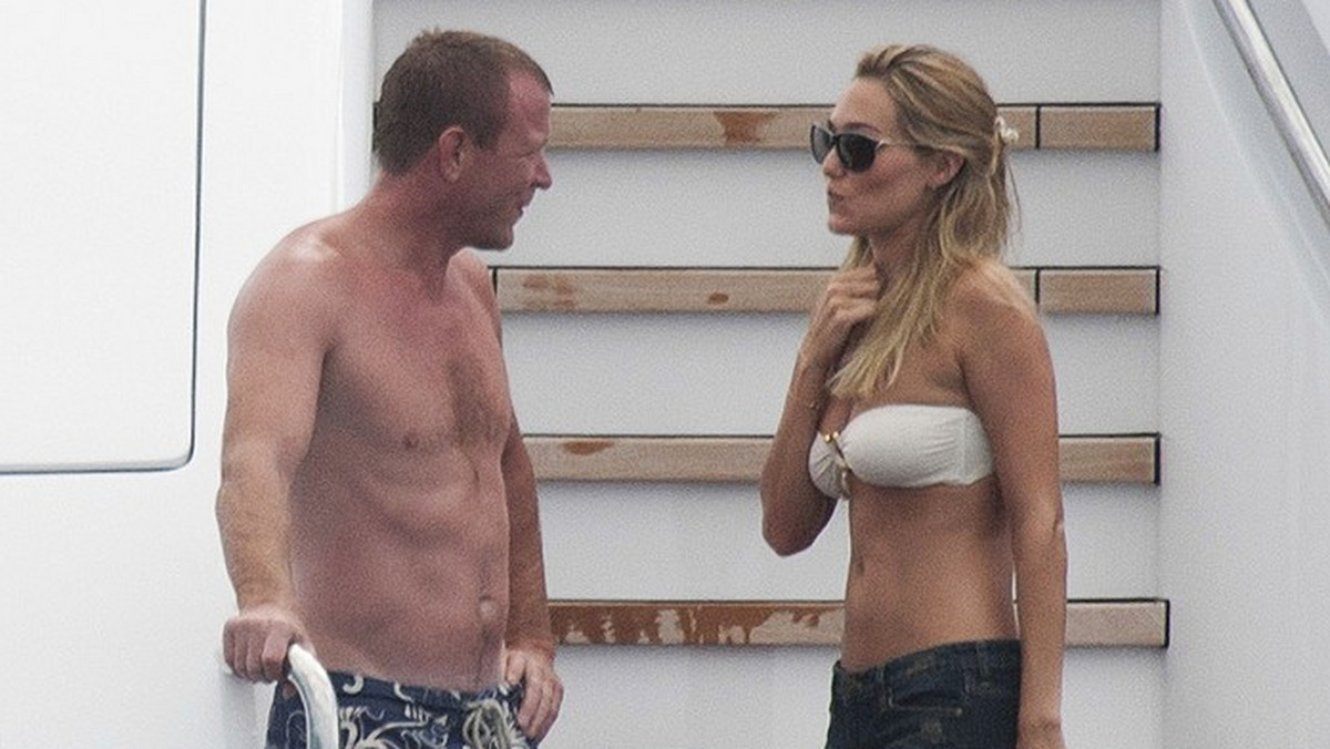 Guy Ritchie z nową dziewczyną i synem na jachcie