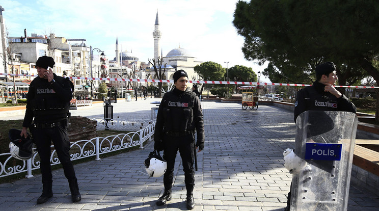 Rendőrök biztosítják az isztambuli Kék mecsethez és a Hagia Sophia múzeumhoz közeli téren történt robbanás helyszínét / Fotó: MTI