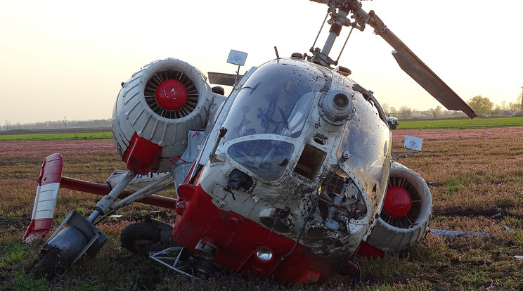 Összetört, oldalára borult helikopter Körösladány közelében / Fotó: MTI Donka Ferenc