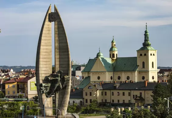 PiS chce zburzyć najbardziej dwuznaczny pomnik w Polsce. Na drodze stoją zakonnicy