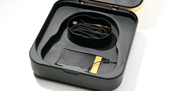 AKG w komplecie dostarcza cztery kable przyłączeniowe: dla urządzeń androidowych i Apple'a z mikrofonem i przyciskiem głośności, do wież stereo o długości trzech metrów i z USB dla peceta - najlepszy pod względem jakości dźwięku.