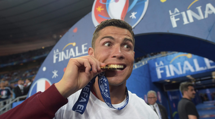 Ronaldo egy számára különleges embert ölelhetett magához a döntő után /Fotó: MTI