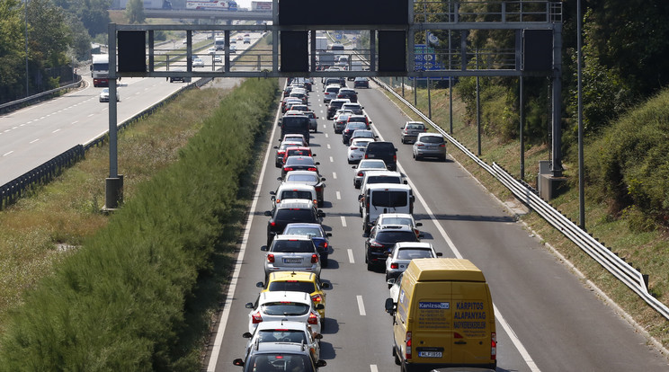 Az M1-es autópályán kilométeres torlódásra kell számítani az osztrák ellenőrzések miatt /Fotó: Fuszek Gábor