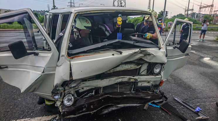 Három autó ütközött Újbudán, egy ember a roncsba szorult / Fotó: Blikk