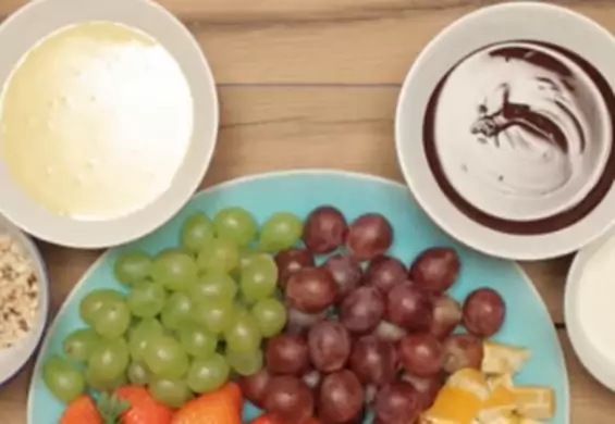 Czekoladowe fondue z owocami w panierce z orzechów
