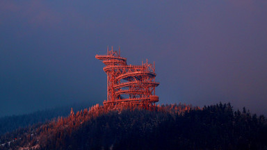Ścieżka w Chmurach - wieża z widokiem na Śnieżnik, dolinę Dolnej Morawy i Karkonosze