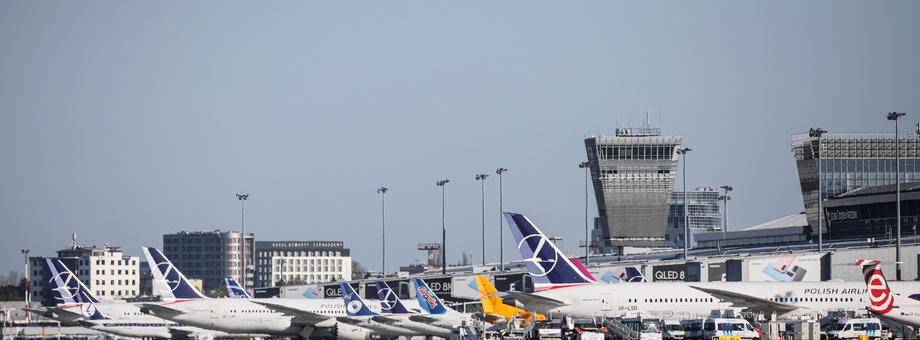 Uziemione samoloty na płycie lotniska Chopina w Warszawie