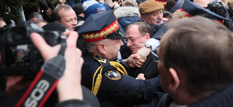 Kary dla posłów PiS za "szturm" na Sejm. Antoni Macierewicz mówi o "bezprawiu"