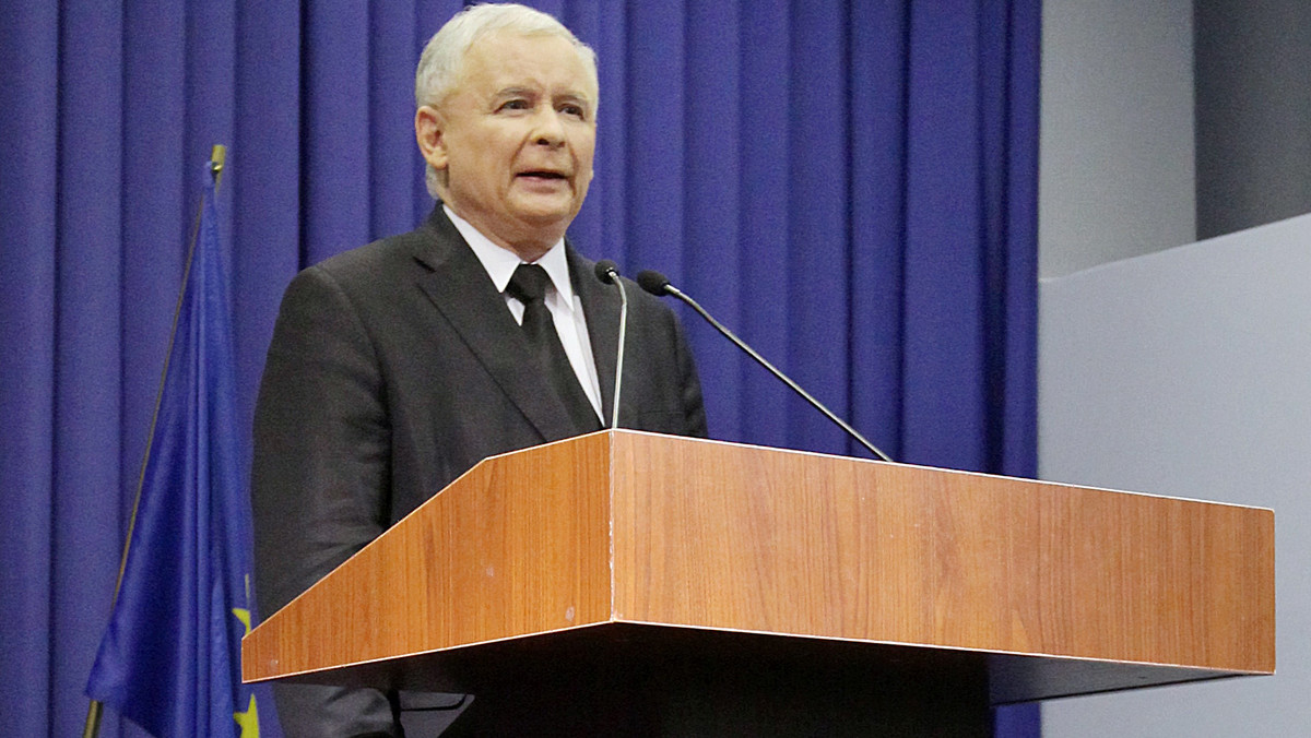 - Jarosław Kaczyński ma przeprosić Agorę SA za porównanie wydawanej przez tę spółkę "Gazety Wyborczej" do "Trybuny Ludu" z 1953 r. i zarzucenie Agorze związków z "oligarchią" - orzekł prawomocnie Sąd Apelacyjny w Warszawie.