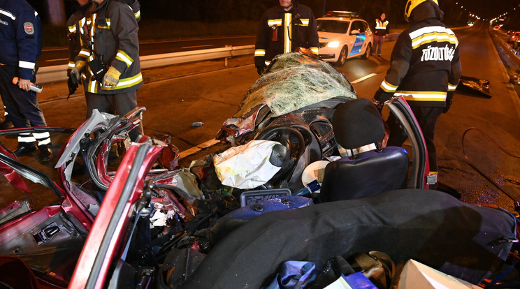 Ketten meghaltak a súlyos balesetben/Fotó: MTI/Mihádák Zoltán