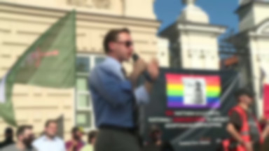 Protest narodowców przeciw LGBT. Bosak: jeżeli będziecie wieszać flagi na pomnikach, liczcie się z kontrakcją