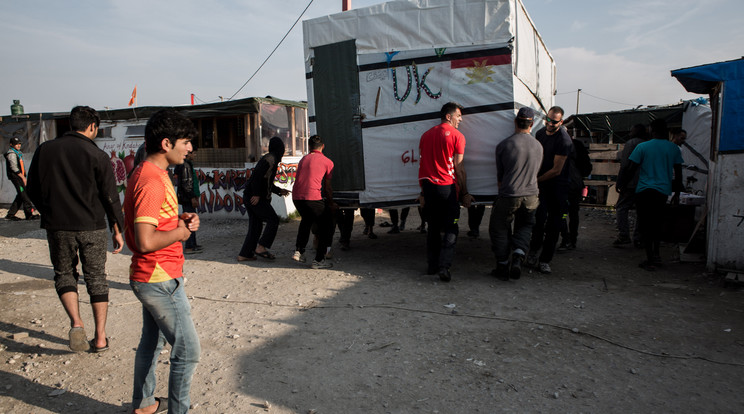 A menekültek a kamionokba bújva próbálnak Angliába jutni / Fotó: AFP