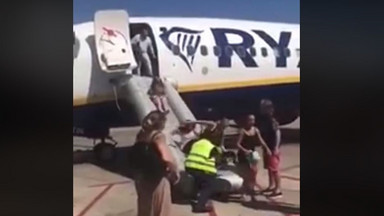 Ewakuowano pasażerów samolotu linii Ryanair. Na pokładzie zapalił się telefon [WIDEO]