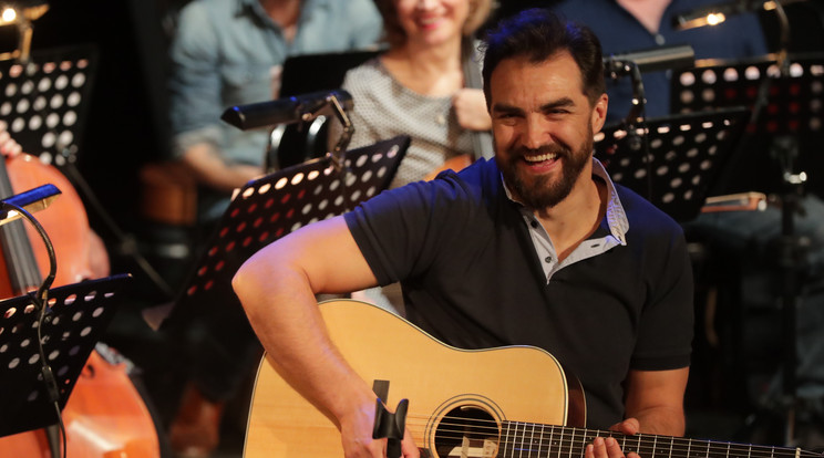 Dolhai Attilának tetszik, hogy gitároznia is kell a színpadon / Fotó: Grnák László