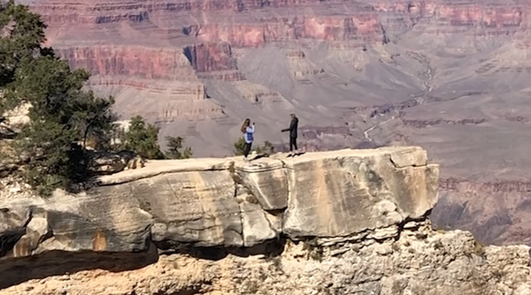 A fiatal lány majdnem lezuhant a Grand Canyonról, több száz métert eshetett volna / Fotó: YouTube