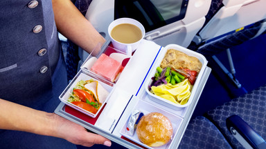 Czy stewardesy dostają takie samo jedzenie jak pasażerowie? Wyjaśniamy