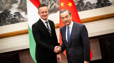 Szijjártó Péter külgazdasági és külügyminiszter (b) és Vang Ji kínai külügyminiszter találkozója Pekingben /Fotó:.MTI-KKM