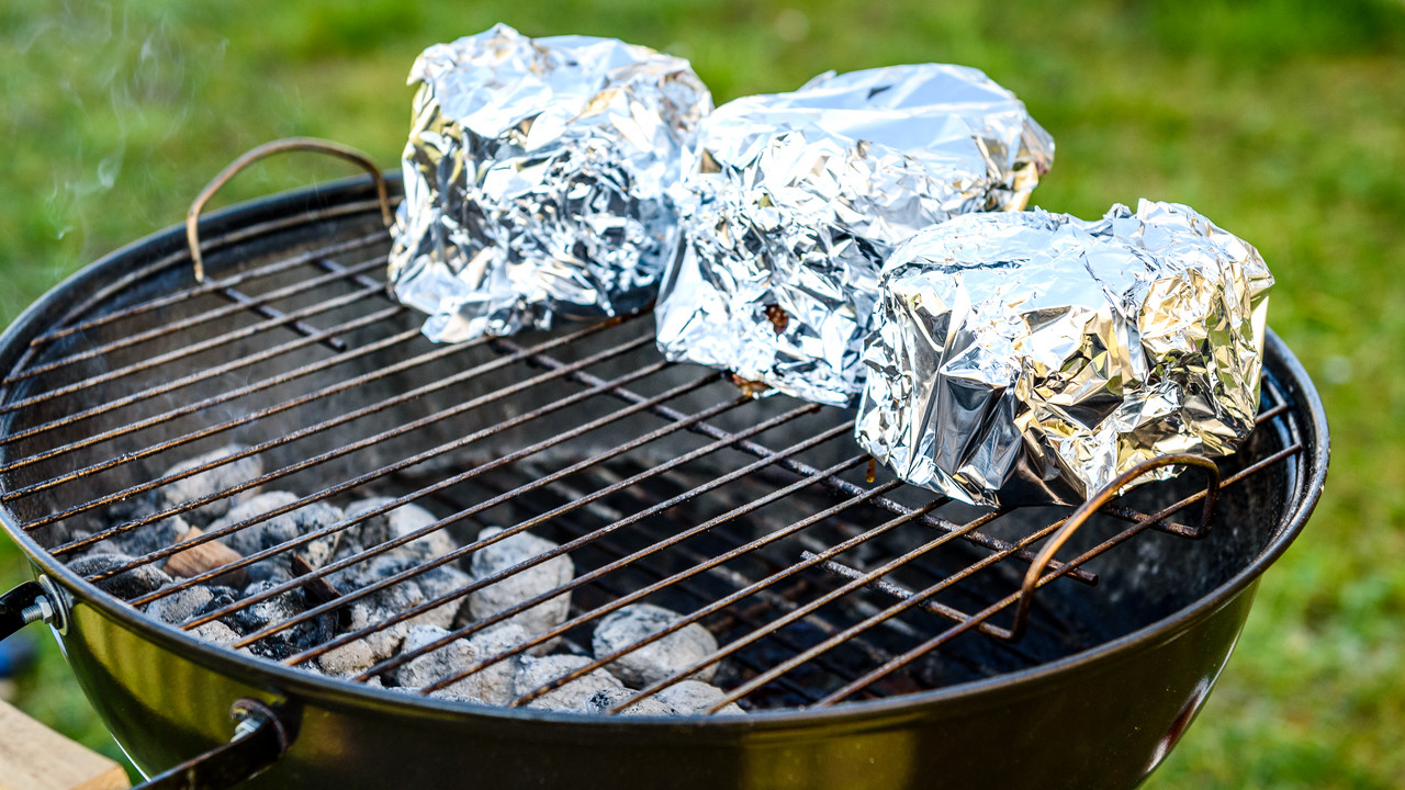 Czym zastąpić na grillu folię aluminiową? Zdrowe zamienniki, które dodadzą potrawom smaku