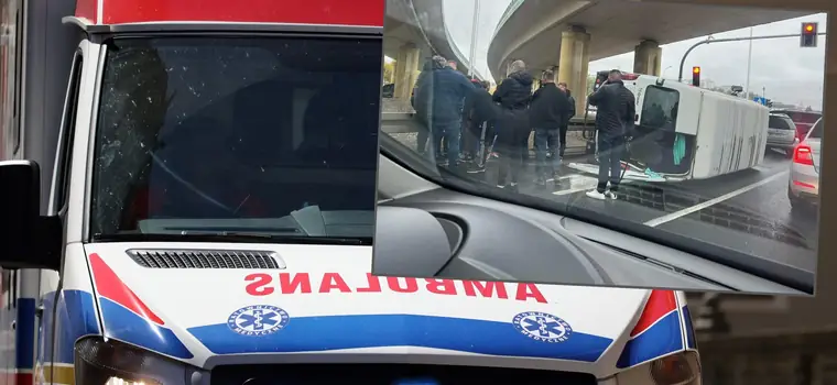 Wypadek w Białymstoku. Saab wjechał na czerwonym i uderzył w busa z dziećmi