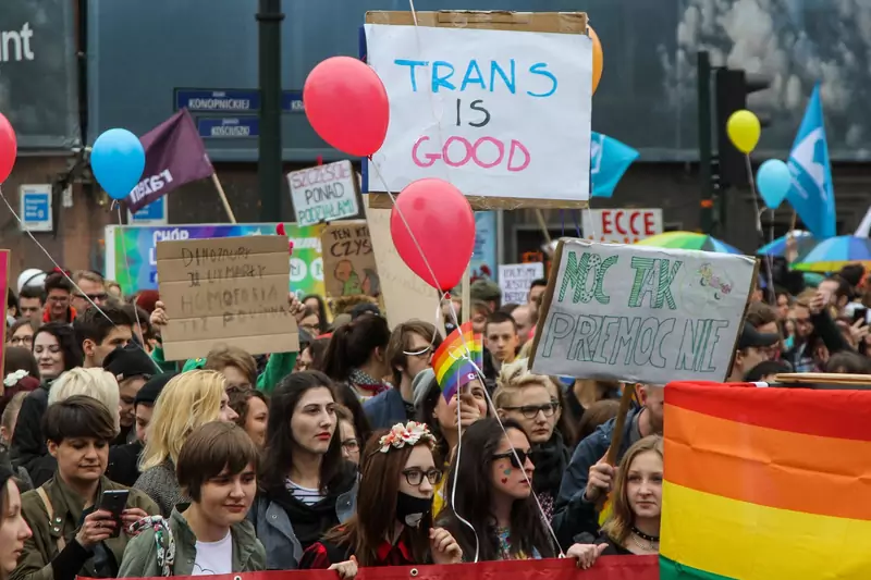 Marsz środowisk LGBTQ w Krakowie &quot;Dinozaury już wymarły. Homofobia też powinna&quot;