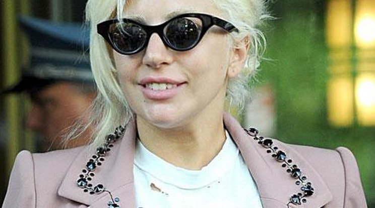Botrány! Lady Gaga pólóján Hófehérkét erőszakolják - fotó!