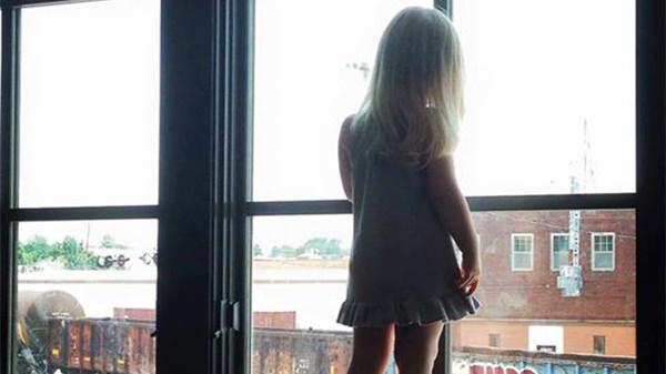 A kislány minden nap az ablakban áll és integet a mozdonyvezetőknek. 3 évvel később eltűnik