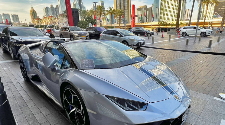 Komoly a felhozatal a luxus fővárosában! Ez itt például egy 140 milliós Lamborghini Huracán / Fotó: Séra Tamás
