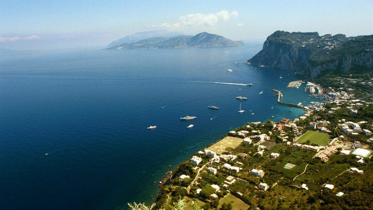 Fale o wysokości 5-6 metrów uderzyły o wybrzeża w kilku rejonach Włoch, m.in. w Genui. Krytyczna sytuacja panowała w sobotę rano w nadmorskich okolicach Rzymu, a wyspy Capri i Sardynia zostały odcięte od świata.