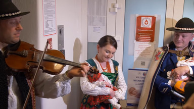 Czworaczki z Podhala. Anielka i Agnieszka opuściły już szpital. Towarzyszyła im góralska  orkiestra [WIDEO]