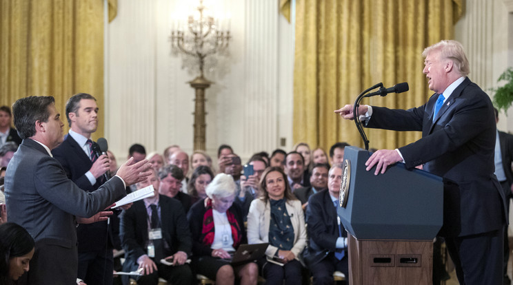 Jim Acosta (balra) heves
szócsatát vívott a
vele szemben álló
Donald Trumppal /Fotó: MTI - Erik S. Lesser