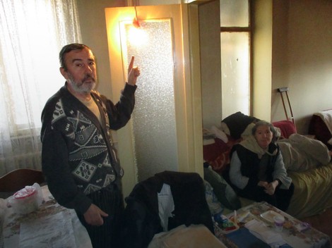 Milutin i njegova bolesna sestra Slavica Jojić iz Niša posle tri godine dobili struju