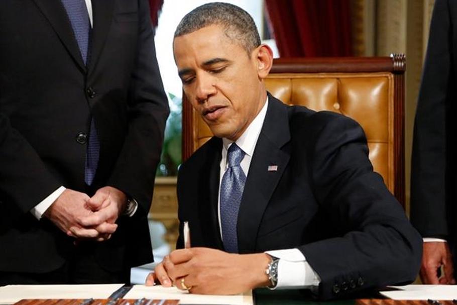 Barack Obama podpisuje
