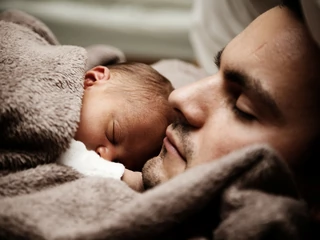 Z urlopu ojcowskiego od stycznia do września tego roku skorzystało 150,3 tys. mężczyzn