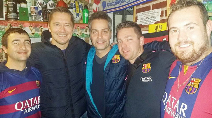 A volt FTC-focista, Vincze Ottó  és a műsorvezető, 
Harsányi Levente  a Barca-pubban magyarokkal