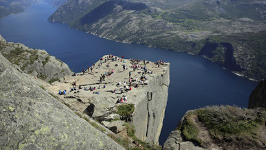 Preikestolen - skalna platforma nad fiordem, największa atrakcja Norwegii