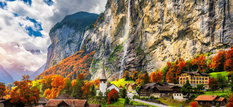 Urocza alpejska wioska ma dosyć jednodniowych "turystów z telefonami"