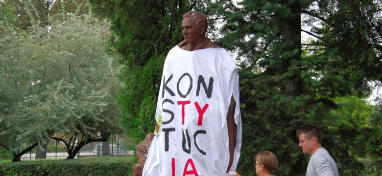 Pomnik Żeromskiego w Kielcach w koszulce z "Konstytucją"