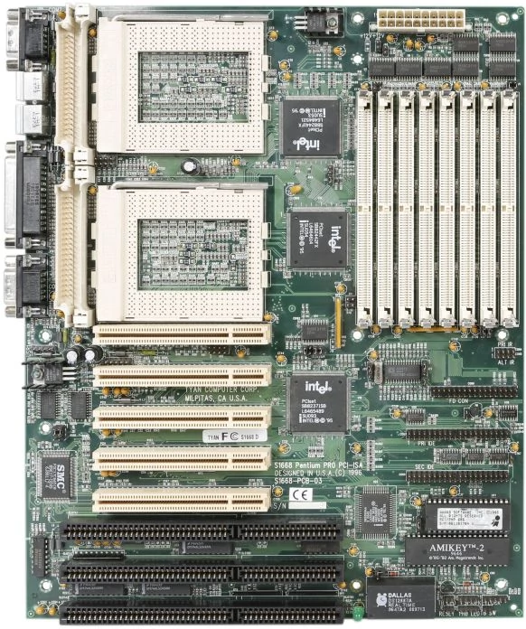 Przykładem płyty obsługującej dwa procesory może być powyższy Tyan S1668. Płyta obsługująca dwa Pentium Pro, o wyraźnie serwerowym rodowodzie, została pozbawiona kontrolera SCSI i z pewnym trudem wydana w rozmiarze ATX. O cenę kompletnej platformy lepiej nie pytać...