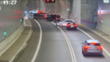 Sznur samochodów zablokował jezdnię w tunelu w Świnoujściu [WIDEO]