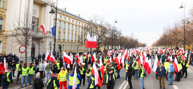 Symboliczny ciągnik i kołatanie do drzwi Kołodziejczaka. Strajk rolników pod oknami premiera