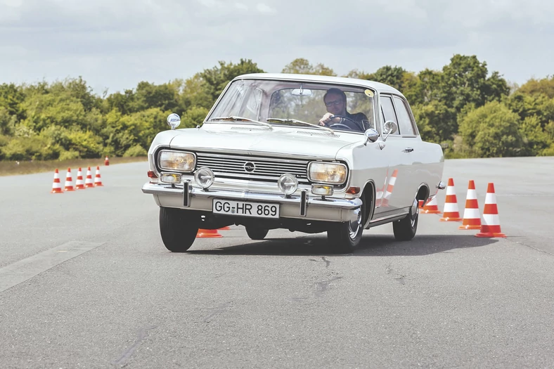 Opel jest reprezentacyjnym 
i niezawodnym autem. 
Żeby było widać, 
że pod maską pracuje nowy silnik, Rekord B otrzymał zmieniony przód. Reszta pozostała po staremu.