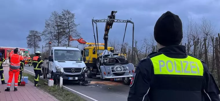 Jechał roadsterem jak z lat 50. Nie miał szans w zderzeniu z autem dostawczym