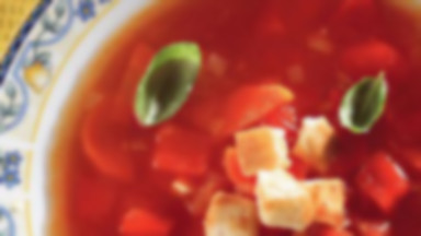 Zupa pomidorowa z grzankami i bazylią