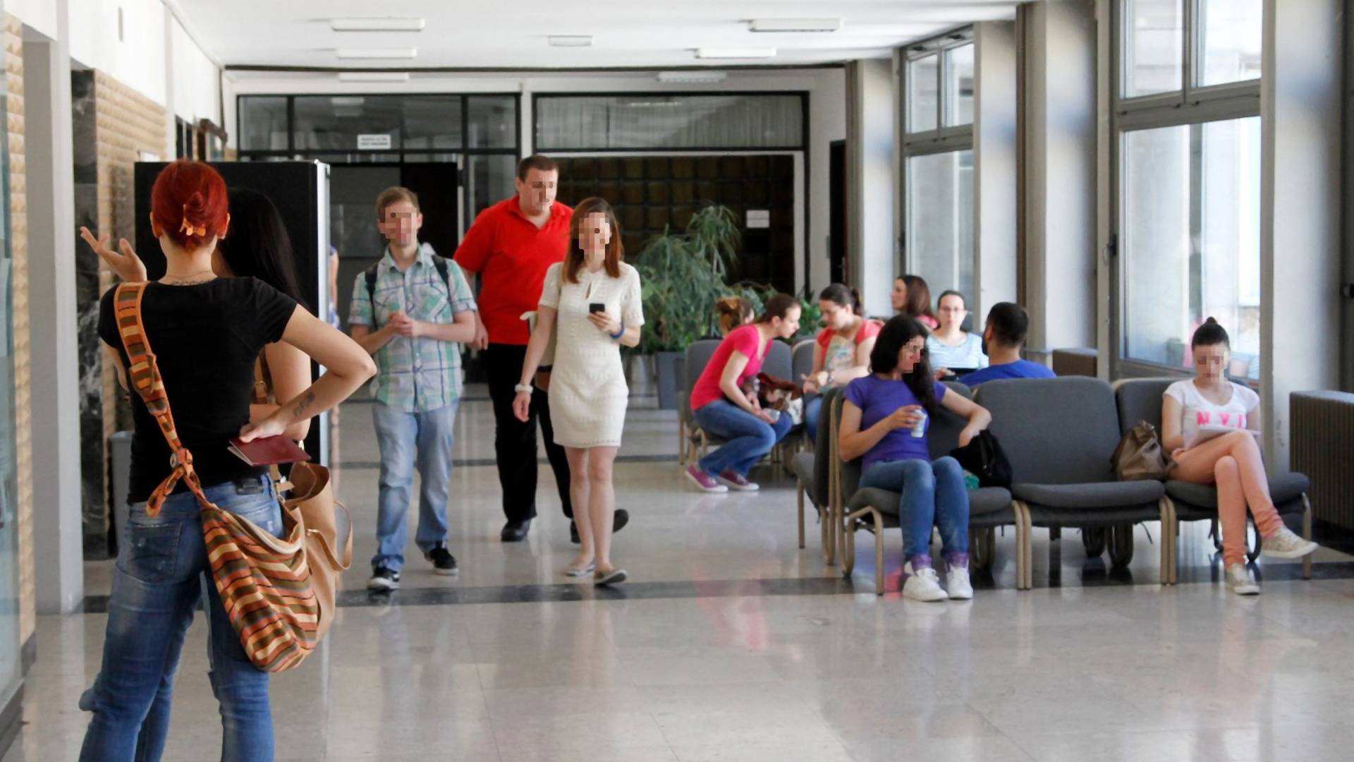 Studentkinje u domu na Karaburmi dobile mali, ali sladak poklon za Dan žena