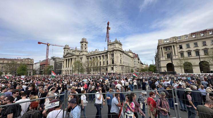 Érkezik a menet a Kossuth térre - nagyon sokan vannak Magyar Péter változást követelő tüntetésén / Fotó: Garai Petra