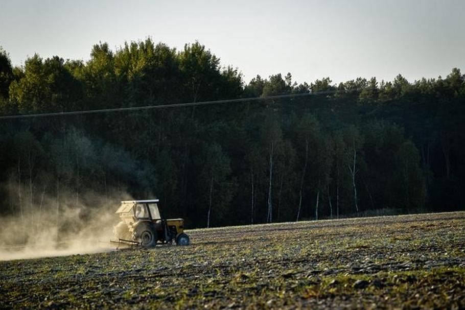 traktor pole ziemia rolnik rolnictwo działka