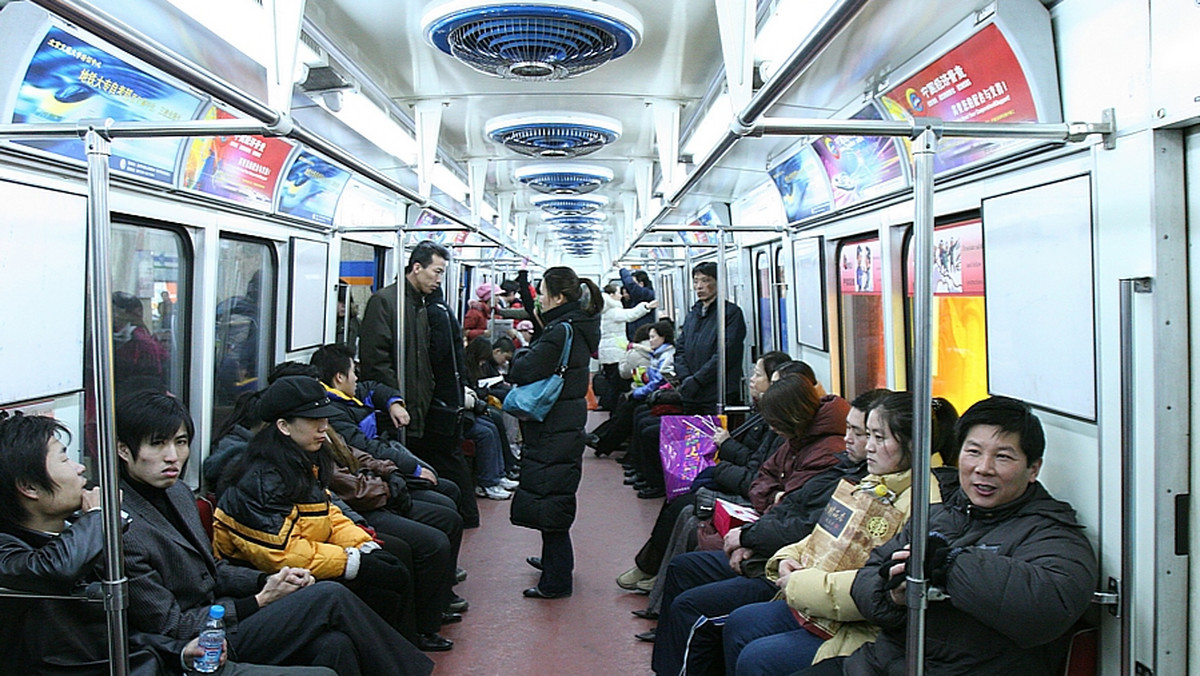 Cztery nowe odcinki linii metra oddano w niedzielę do użytku w Pekinie, który dzięki temu może poszczycić się najrozleglejszą siecią metra na świecie. Łącznie 16 linii pekińskiego metra ma długość 442 km. A ceny biletów są tam najniższe na świecie.