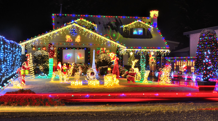 Az égősorok fényáradatba borítják a házakat az ünnepek alatt/Fotó: Shutterstock