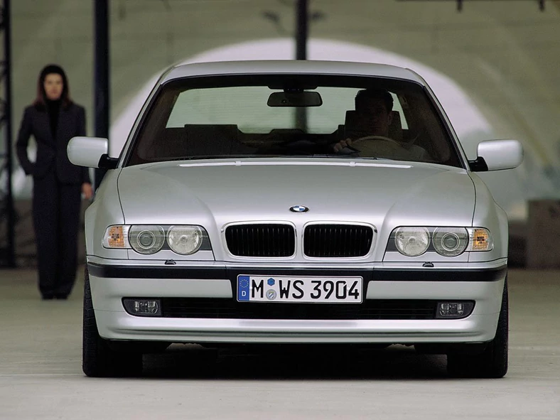 Silniki benzynowe montowane w BMW E38 są długowieczne. 