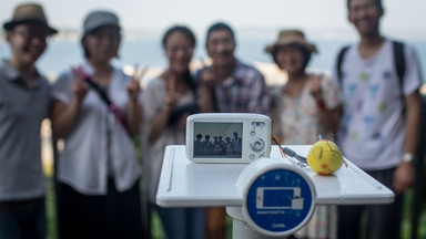 Japonia - w mieście Fujisawa zamontowano dla turystów podstawki na aparaty fotograficzne i telefony pomagające zrobić zdjęcie